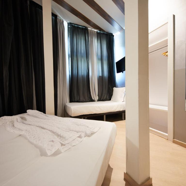 Hostemplo Sagrada Familia - Triple Room - 4