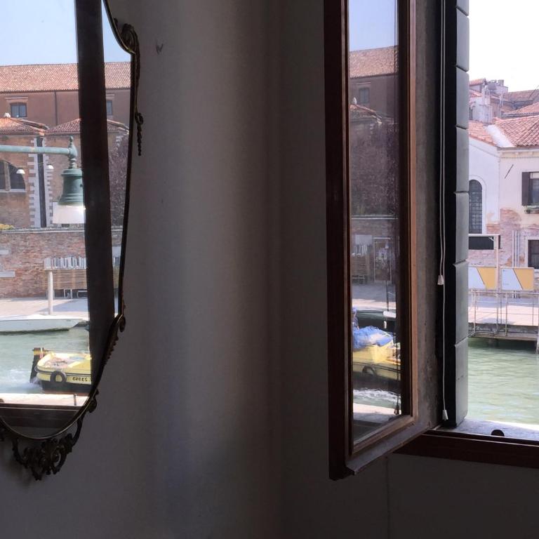 Princess Guest House Canal View - Camera Tripla con Vista Canale e Bagno in Comune - 14