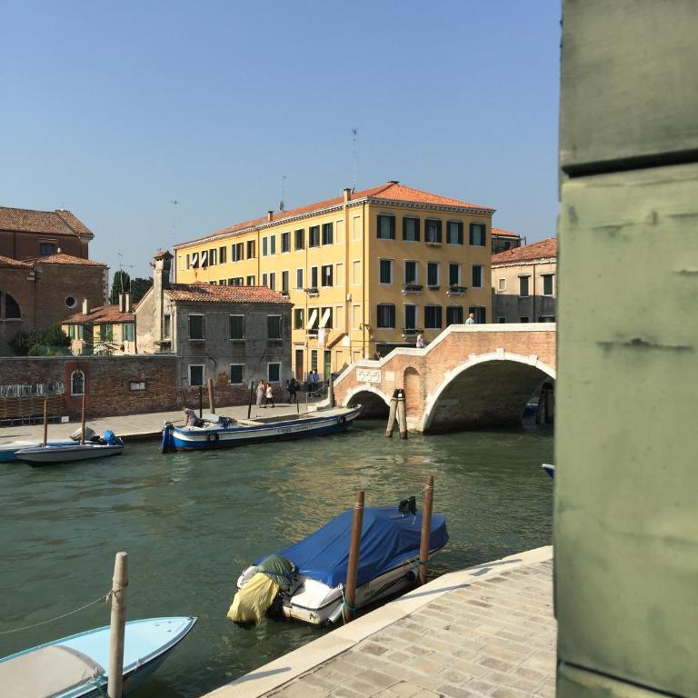 Princess Guest House Canal View - Camera Tripla con Vista Canale e Bagno in Comune - 13
