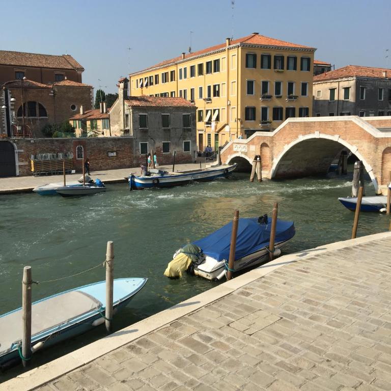 Princess Guest House Canal View - Camera Tripla con Vista Canale e Bagno in Comune - 15