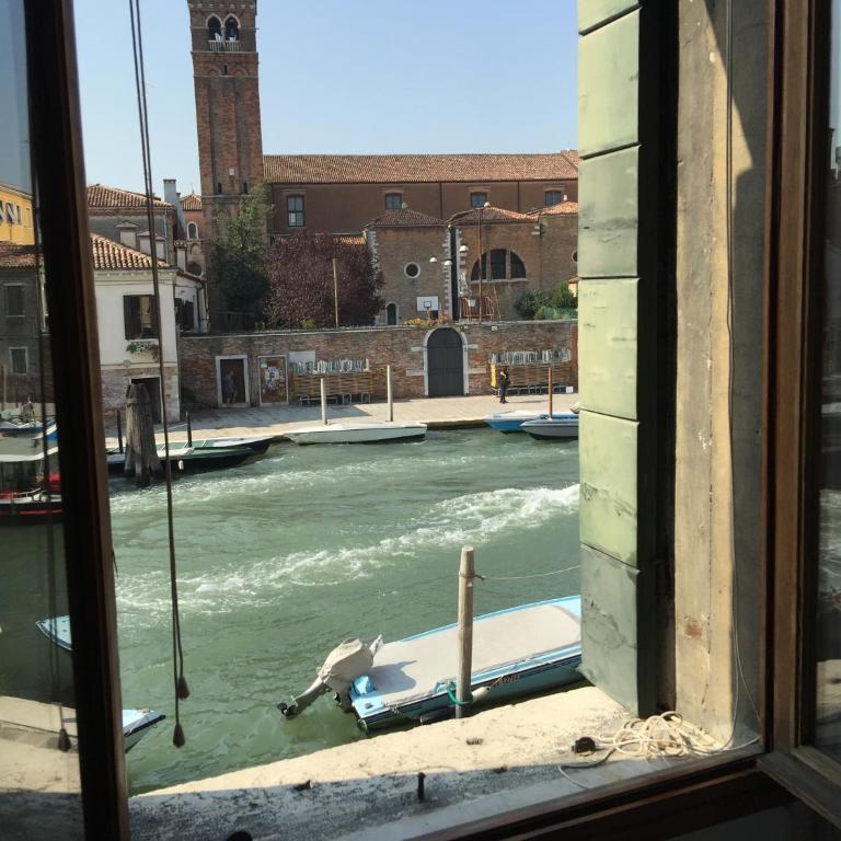 Princess Guest House Canal View - Camera Tripla con Vista Canale e Bagno in Comune - 17