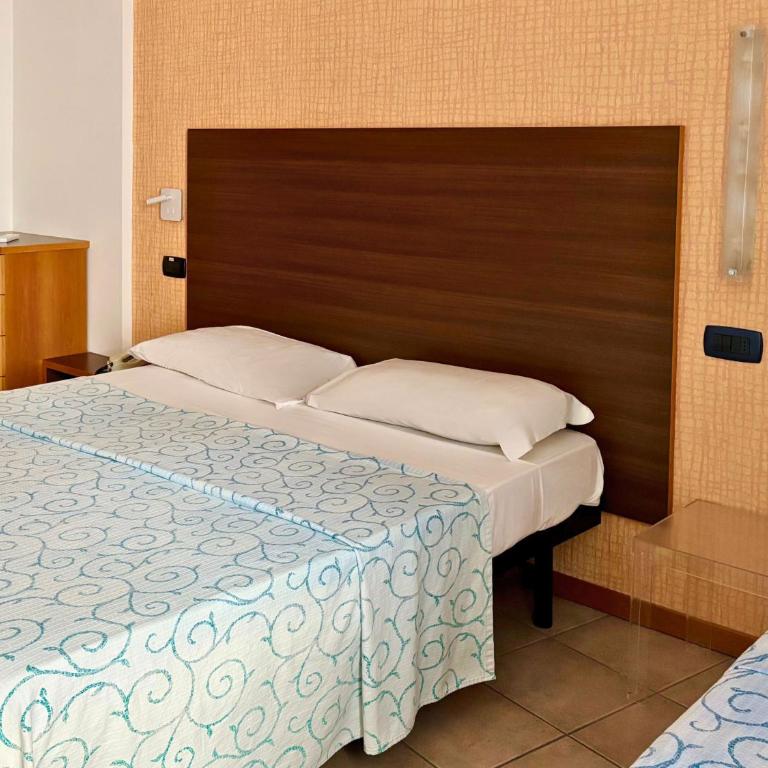 Hotel Rex - Fronte mare Riccione - Economy Triple Room - 7