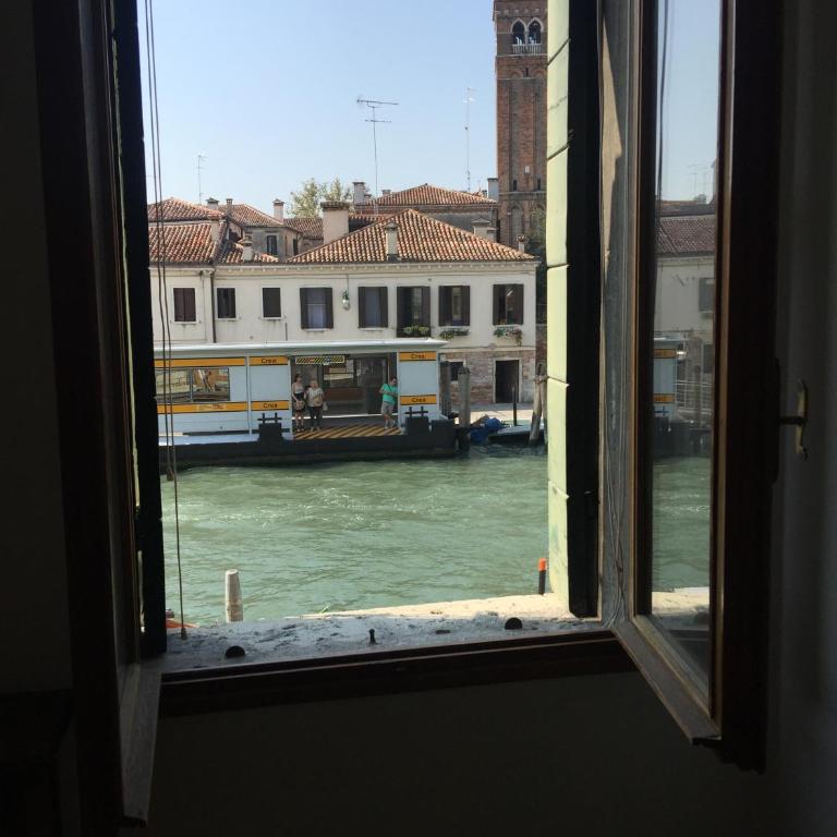 Princess Guest House Canal View - Camera Familiare con Vista Canale e Bagno in Comune - 16