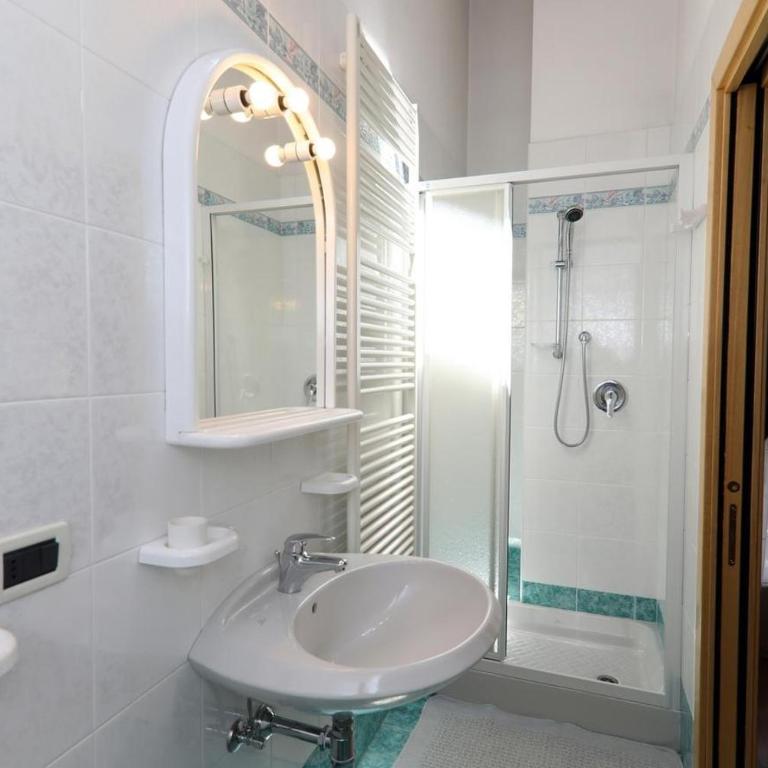Villa Marta - Appartamento Deluxe con 2 Camere da Letto e Balcone - 10