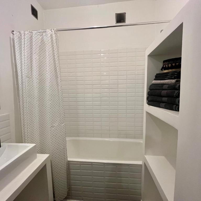 HYPER CENTRE 4 RUE EMILE ZOLA BELLECOUR JACOBINS CELESTINS Wifi ASCENSEUR - Apartment - 23