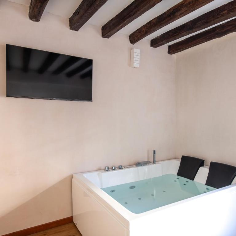 Vittorio Emanuele Suites&Apartments - Camera King con Vasca Idromassaggio - 3