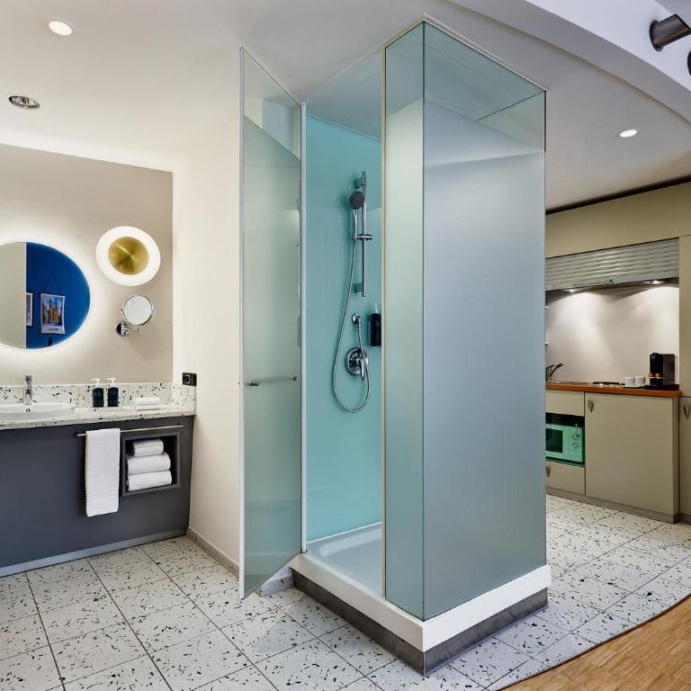 Four Points by Sheraton Munich Messe - Premium Zimmer mit Queensize-Bett und Küchenzeile - 3