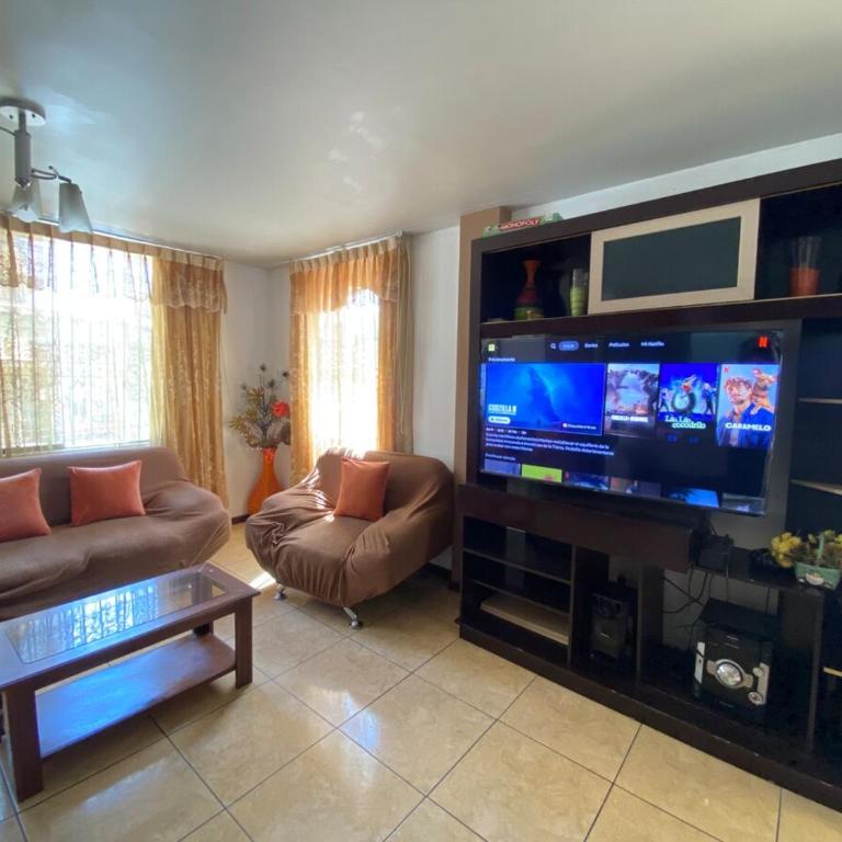 Casa Acogedora de Estilo Clásico - Seven-Bedroom House - 1