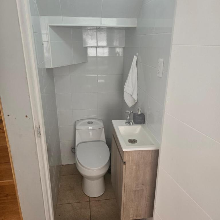 Casa con estacionamiento privado - Three-Bedroom House - 12