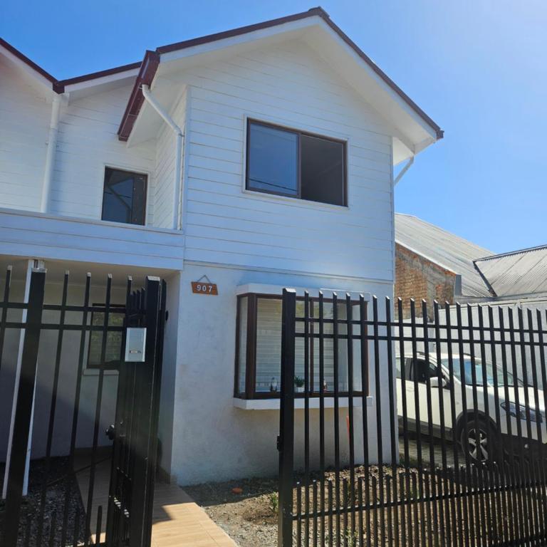 Casa con estacionamiento privado - Three-Bedroom House - 3