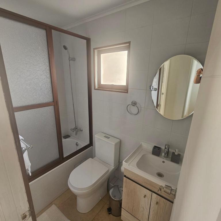 Casa con estacionamiento privado - Three-Bedroom House - 11