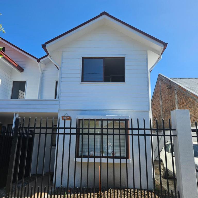 Casa con estacionamiento privado - Three-Bedroom House - 1