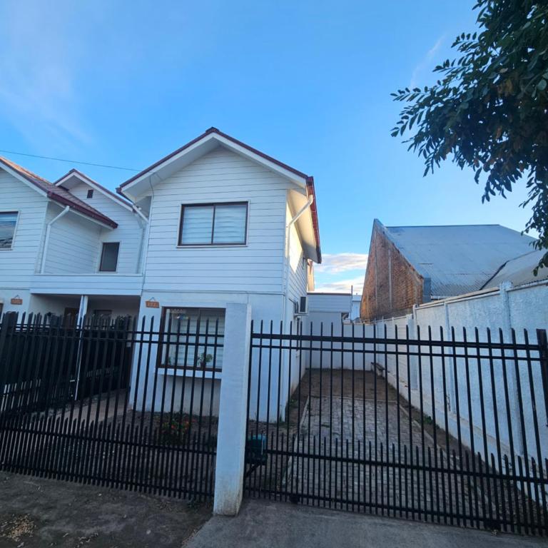 Casa con estacionamiento privado - Three-Bedroom House - 2