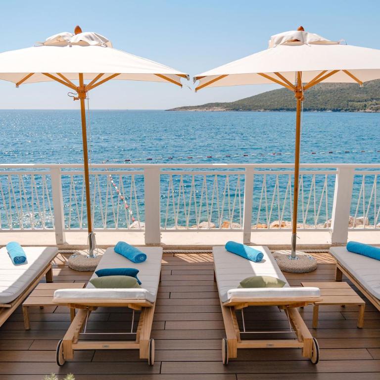 Centrale Contemporary Apartment With Direct Pool Access - One-Bedroom Apartment with Terrace - 11