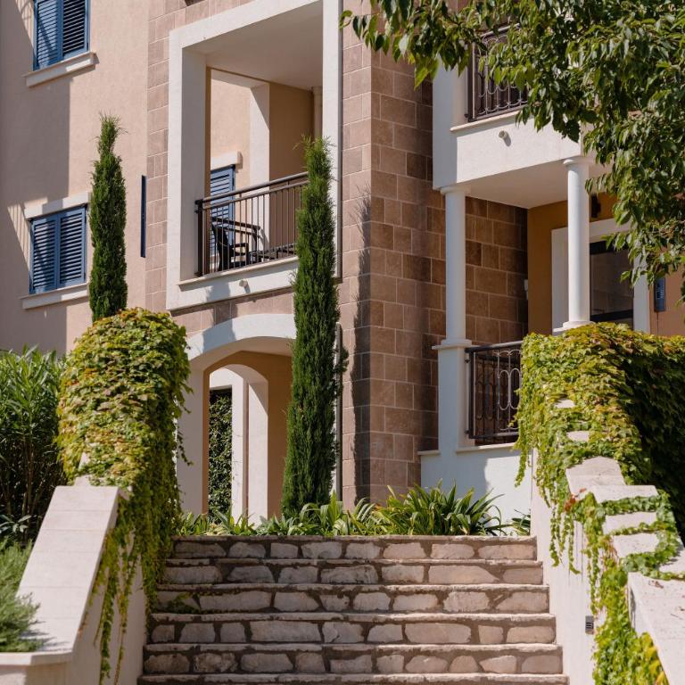 Centrale Contemporary Apartment With Direct Pool Access - One-Bedroom Apartment with Terrace - 18