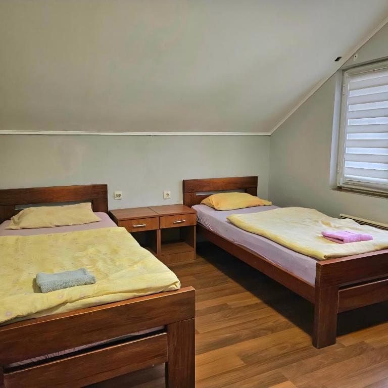 Hostel Prag Hill - Dvokrevetna Soba sa Zasebnim Krevetima i Kupatilom - 1