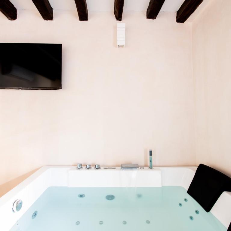 Vittorio Emanuele Suites&Apartments - Camera King con Vasca Idromassaggio - 10