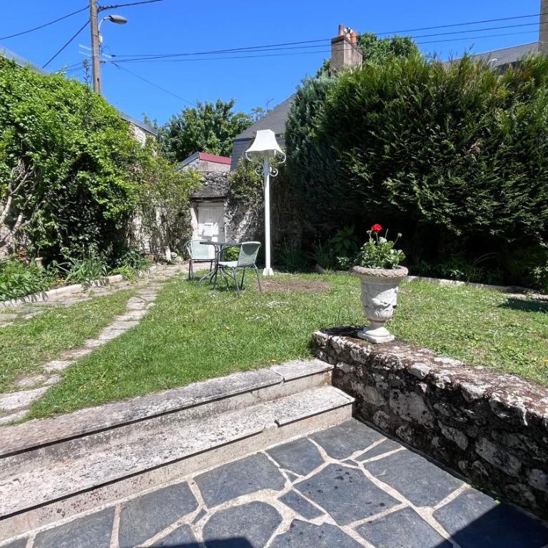 Le Jardin Secret Classé 3 étoiles - 6 pers - Salle de cinéma - Proche de la gare de Blois à 2h de Paris - Appartamento con 3 Camere da Letto - 33