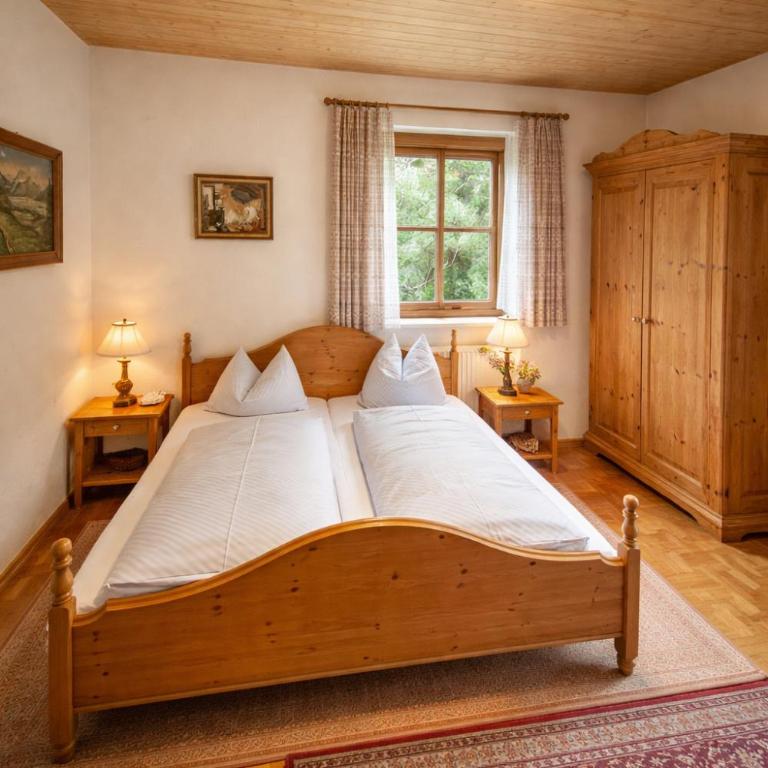 Ferienwohnungen an der RupertusTherme - Apartment mit 1 Schlafzimmer, Balkon und Bergblick - 1