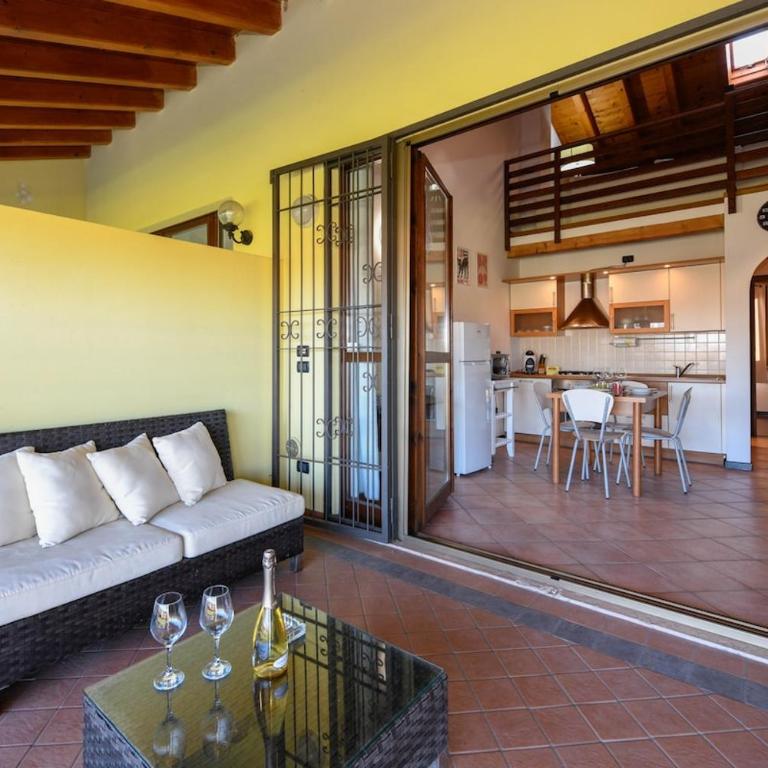 Loft Soppalcato con Patio, Piscina e Parcheggio - Appartamento con 1 Camera da Letto - 2