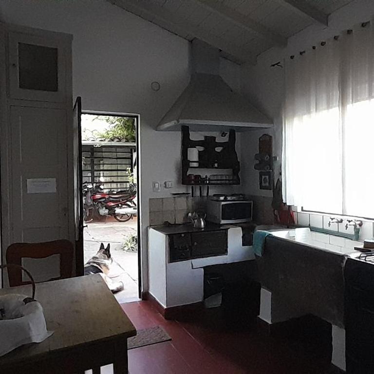 Casa de Huéspedes Muñiz sobre parque de 1000m2, 1 dormitorio, 20m2 cubiertos, baño con ducha, pileta cilíndrica de 3x076 - Casa con 1 dormitorio - 12