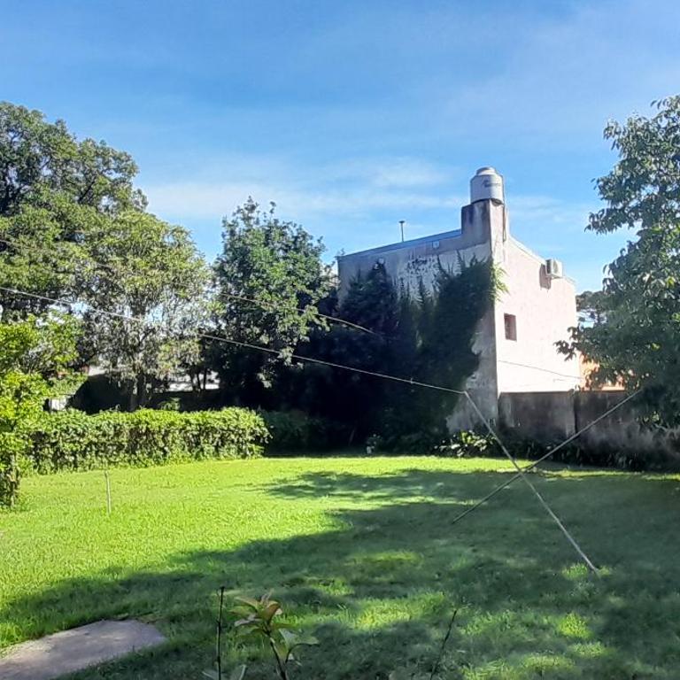 Casa de Huéspedes Muñiz sobre parque de 1000m2, 1 dormitorio, 20m2 cubiertos, baño con ducha, pileta cilíndrica de 3x076 - Casa con 1 dormitorio - 11