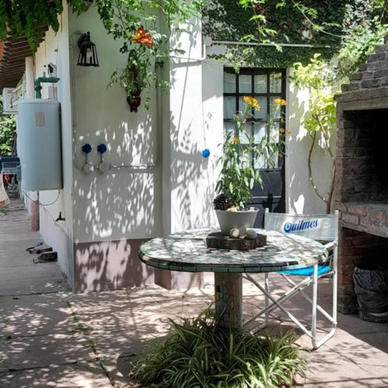 Casa de Huéspedes Muñiz sobre parque de 1000m2, 1 dormitorio, 20m2 cubiertos, baño con ducha, pileta cilíndrica de 3x076 - Casa con 1 dormitorio - 14