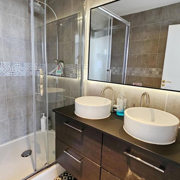 Big apt for 10p parking free close station metro - Appartement - 13