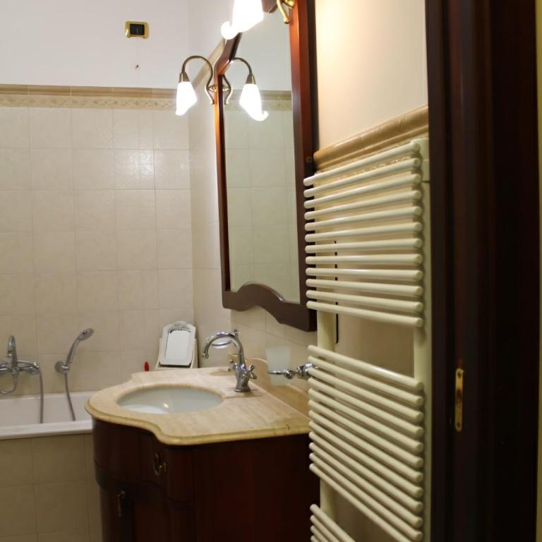 Cavour Rooms - Double Room with Private Bathroom - 3