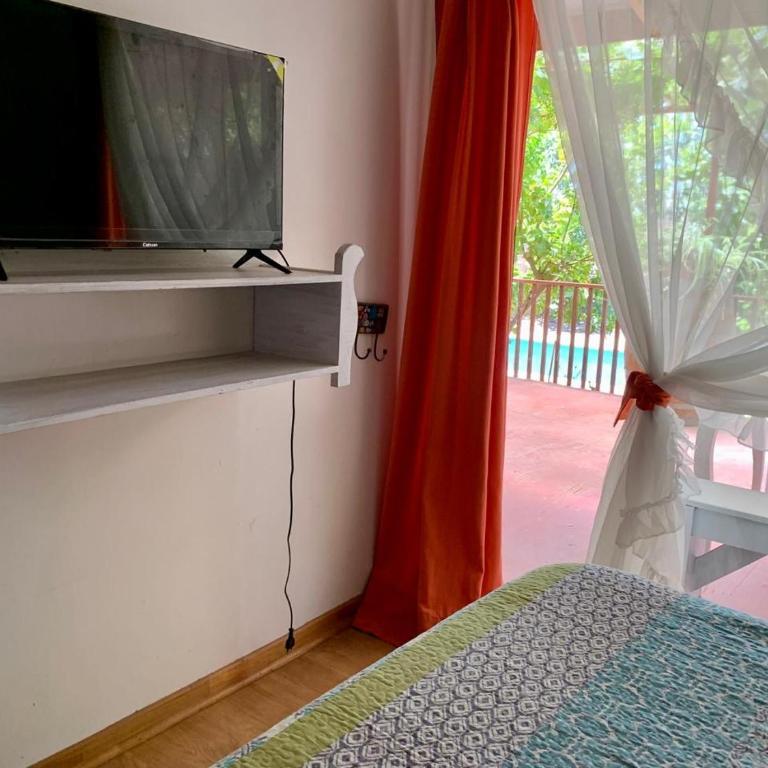 Cabaña con Patio y Árboles - One-Bedroom House - 22