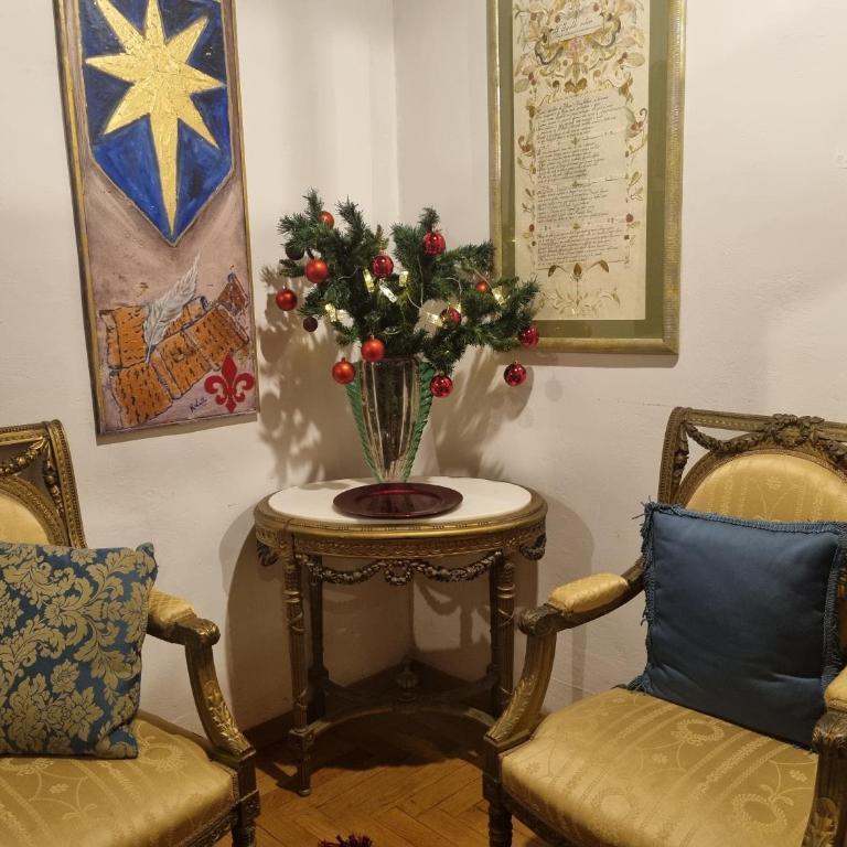 LA SEDE DELL'ARTE Monolocale Studio e Camere in Torre Medievale vicino a Duomo e Piazza Signoria - Camera Tripla con Bagno in Comune - 1