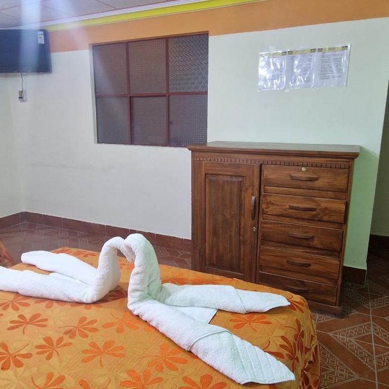 Hotel Puesta de Sol - Family Room with Private Bathroom - 3