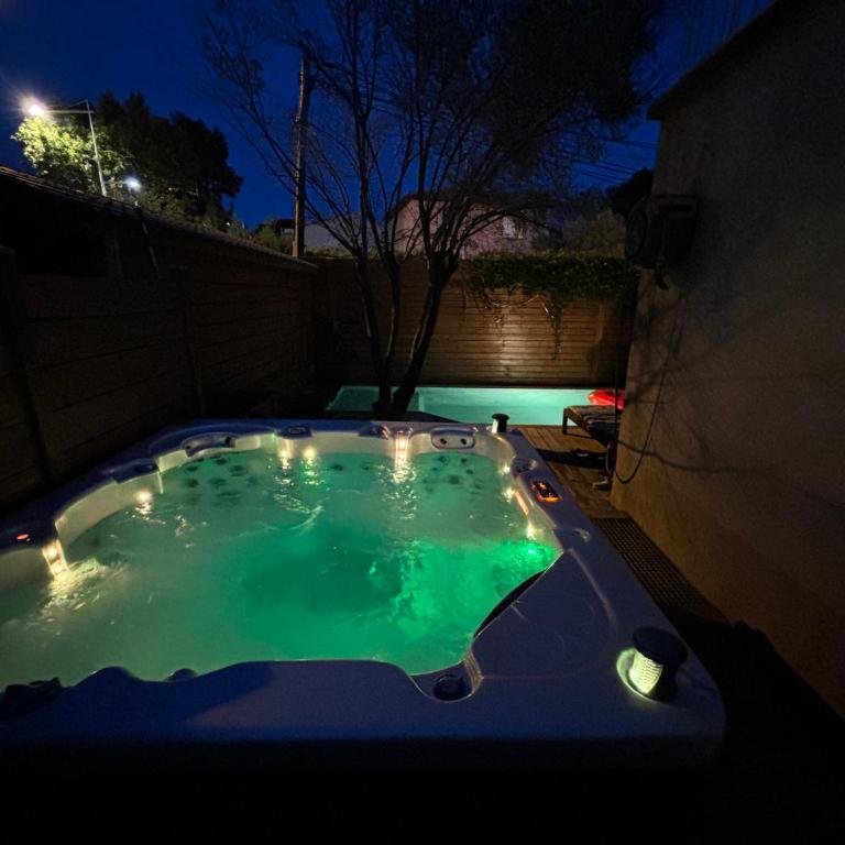 Maison avec Piscine et Jacuzzi Proche des plages - Villa 3 Chambres - 2