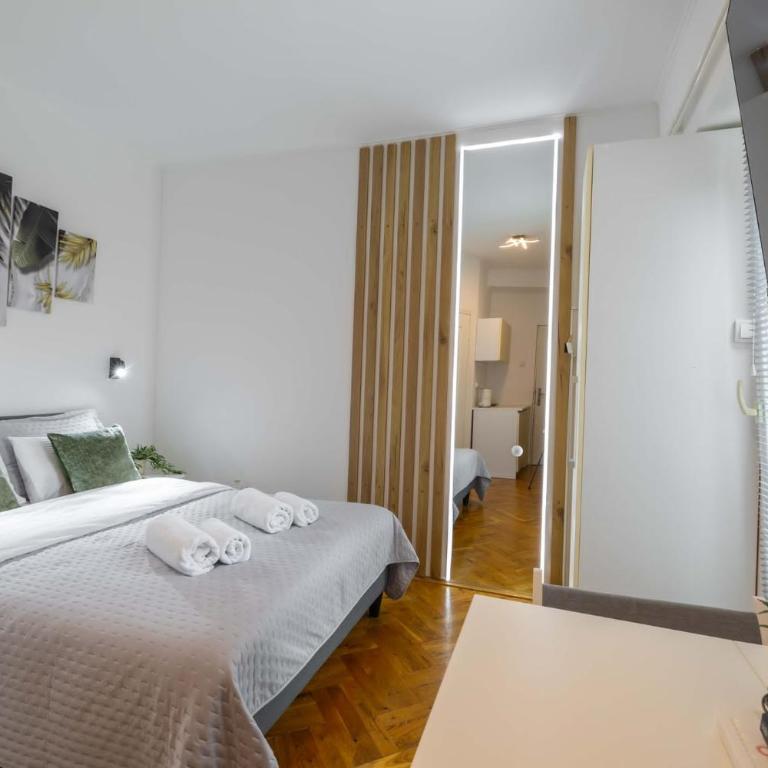 Old City Rooms - Dvokrevetna Soba sa Bračnim Krevetom i Balkonom - 1