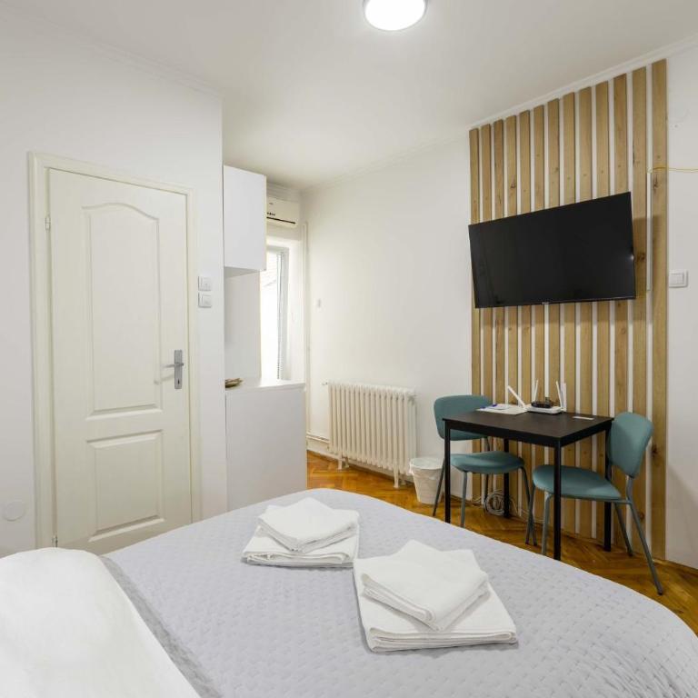 Old City Rooms - Dvokrevetna Soba sa Bračnim Krevetom i Balkonom - 5