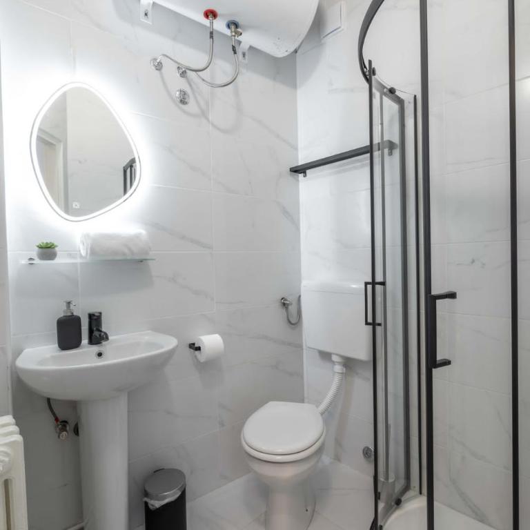 Old City Rooms - Dvokrevetna Soba sa Bračnim Krevetom i Balkonom - 8