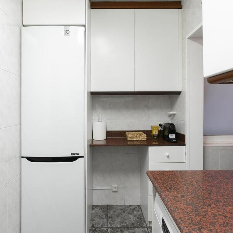 Centric Apartment with Balcony - Apartment - 3