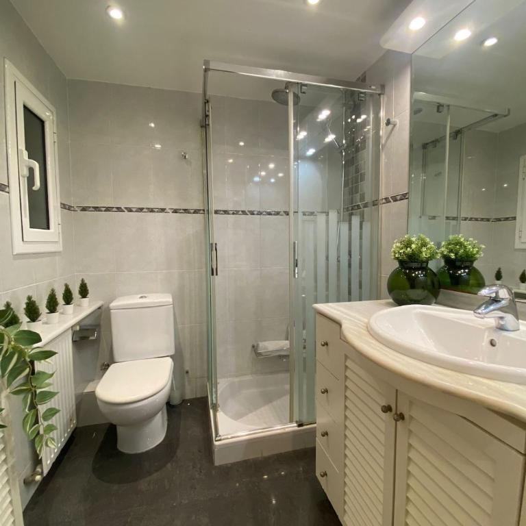 Centric Apartment with Balcony - Apartment - 4