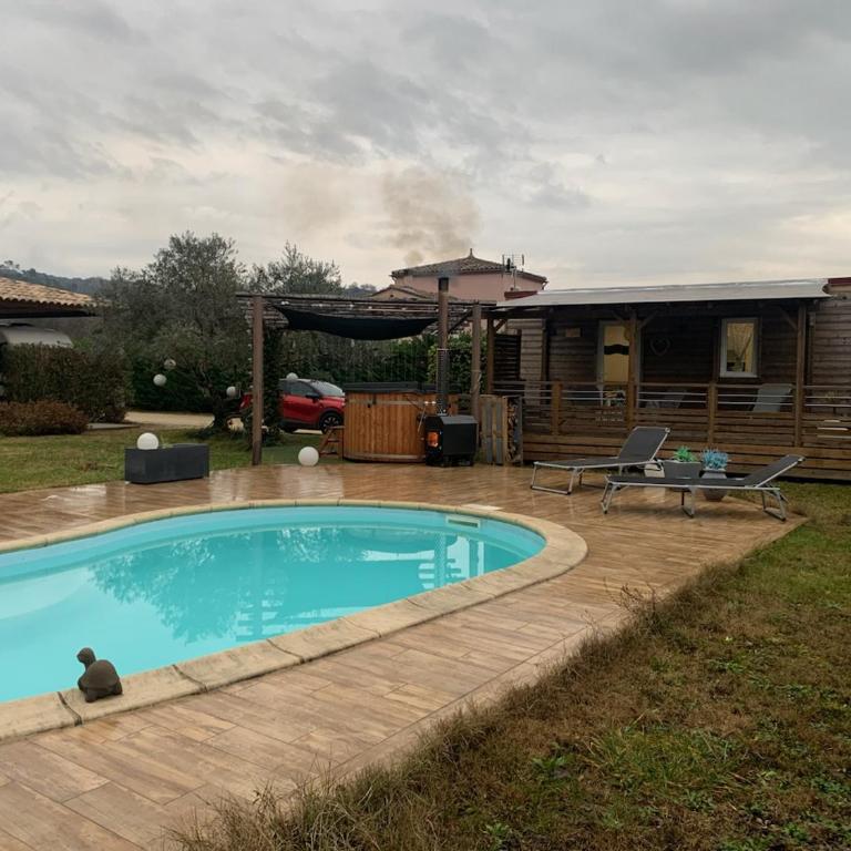 Chalet avec bain nordique et piscine Chambre d'hôtes La Siesta - Chambre Double - Vue sur Piscine - 15