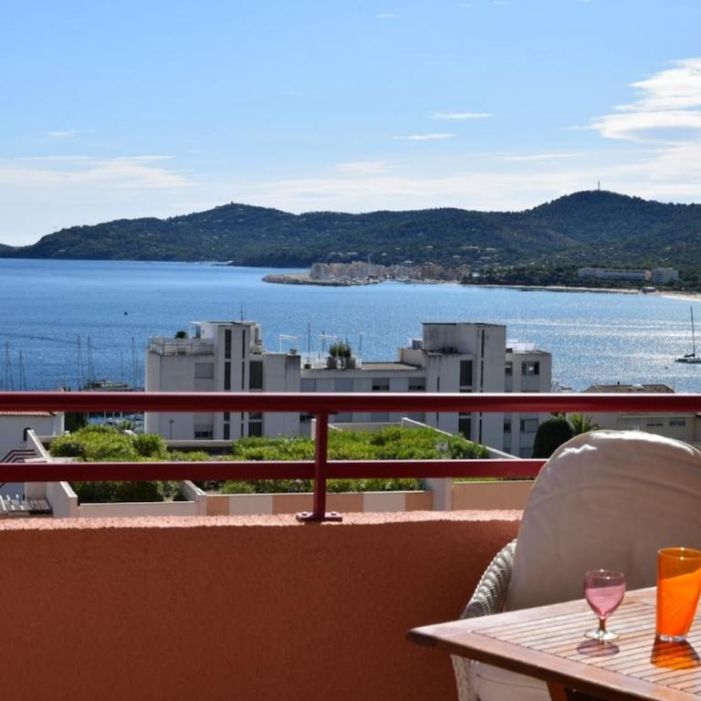 Grand studio 28m2 terrasse vue mer 180 - Plein Sud - Piscine - clim - Parking - Appartement 1 Chambre de Luxe - Vue sur Port - 44