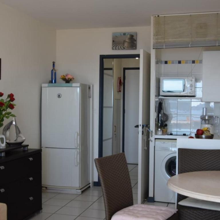 Grand studio 28m2 terrasse vue mer 180 - Plein Sud - Piscine - clim - Parking - Appartement 1 Chambre de Luxe - Vue sur Port - 47