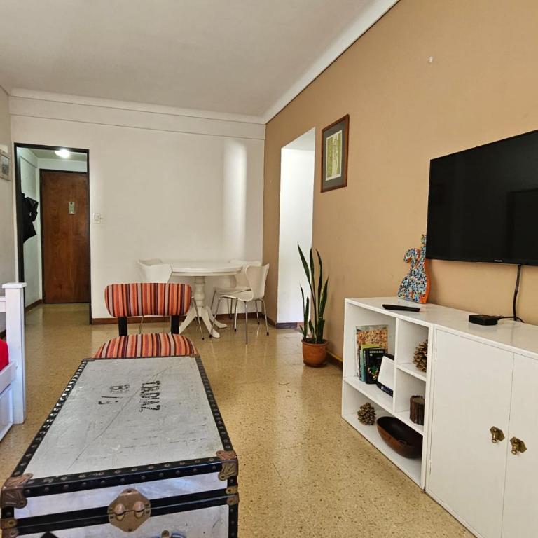 2 ambientes amplios en el centro - Two-Bedroom Apartment - 2