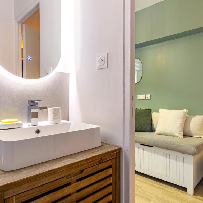 Design and Quiet studio on wooded courtyard ! - Studio Lit Queen-Size - 4