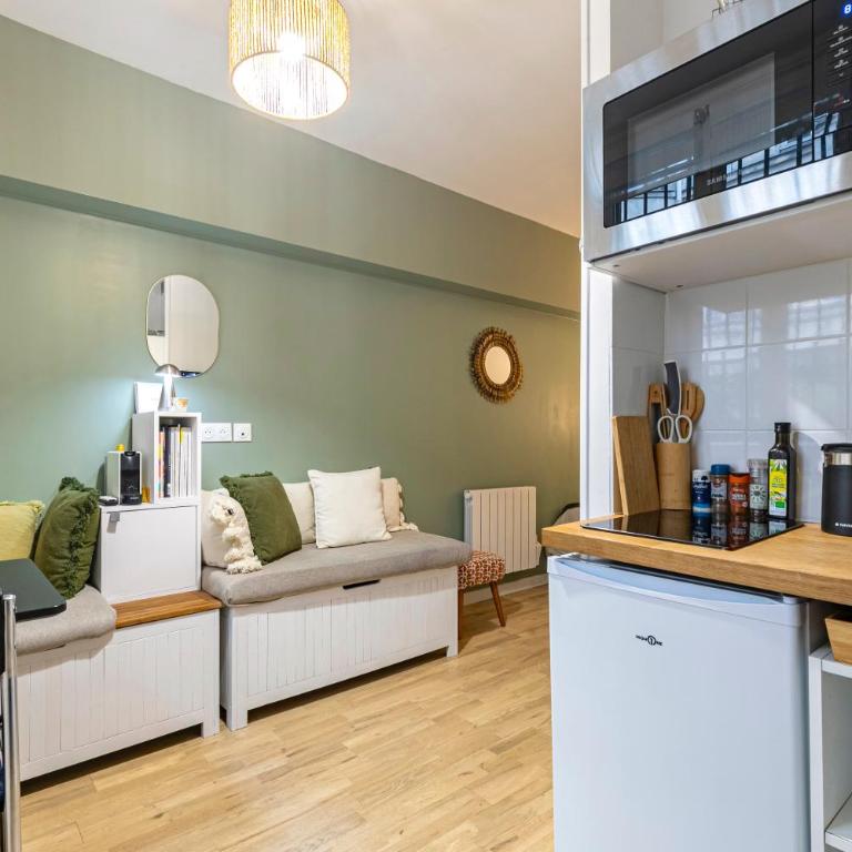 Design and Quiet studio on wooded courtyard ! - Studio Lit Queen-Size - 7