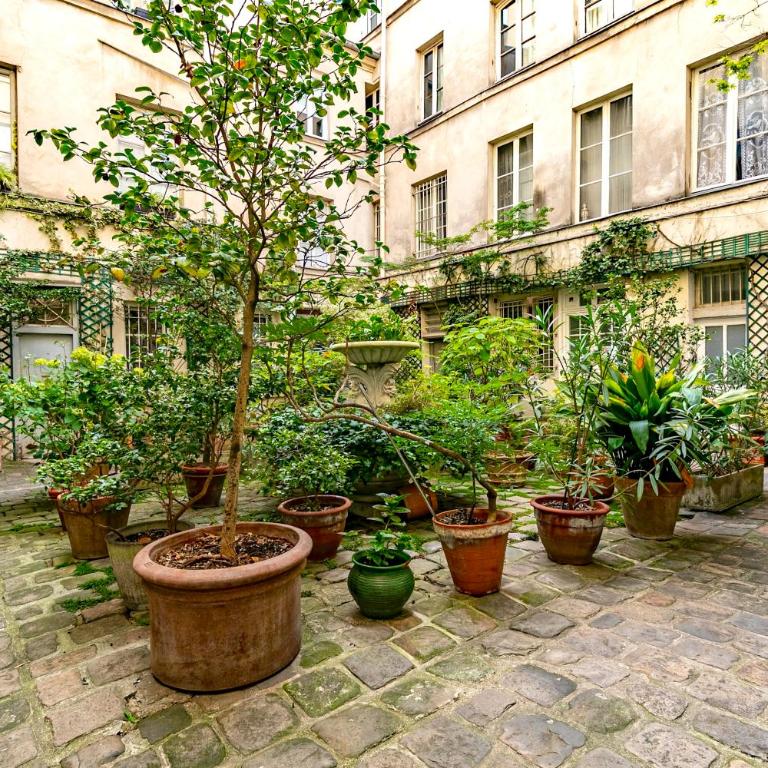 Design and Quiet studio on wooded courtyard ! - Studio Lit Queen-Size - 15