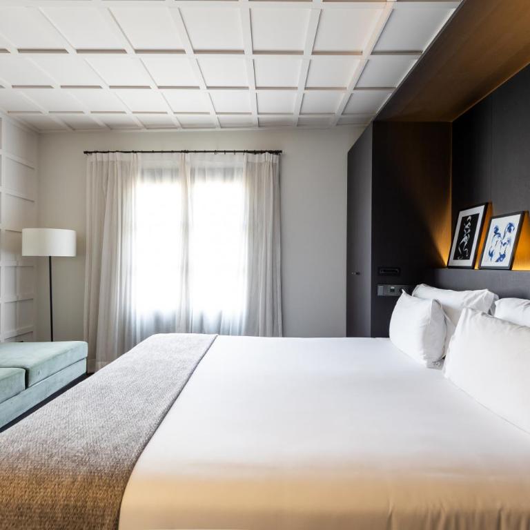 Yurbban Ramblas Boutique Hotel - Superior Double Room Ramblas view - 8