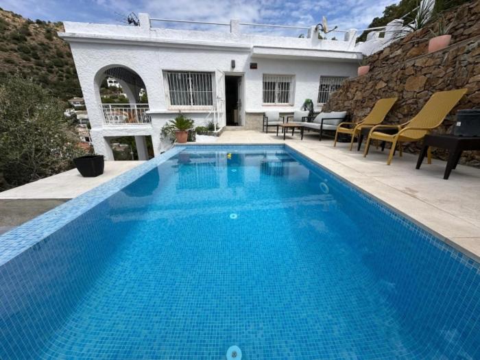 Preciosa casa con piscina desbordante y vistas al mar - Casa - 76