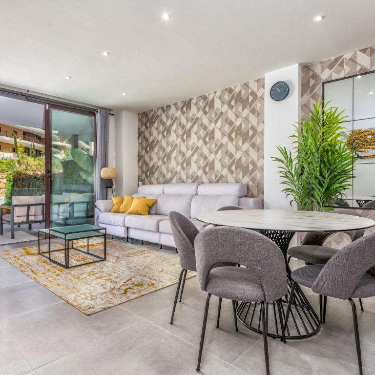 ViVi Homes - Apollo Luxury, Pool, Gym & Beach - Apartment with Terrace - 11