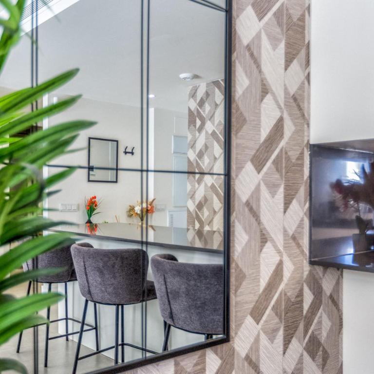 ViVi Homes - Apollo Luxury, Pool, Gym & Beach - Apartment with Terrace - 13