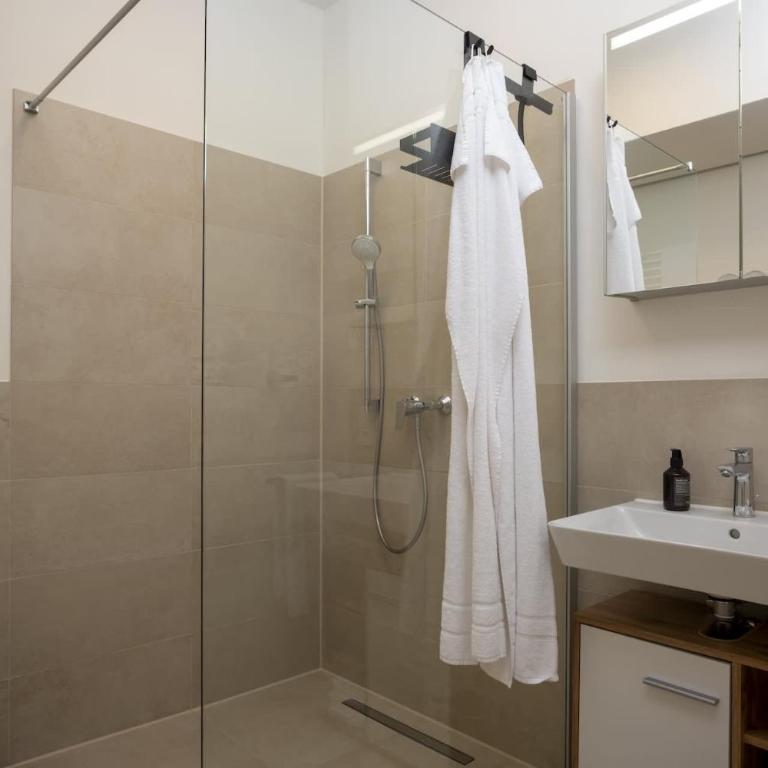 GoldenKey-Suites - New Luxury Suite 'Augusta Vindelicum' - Air Conditioning - Elevator - Prime Location at Augsburg Town Hall Square - Apartamento - 7